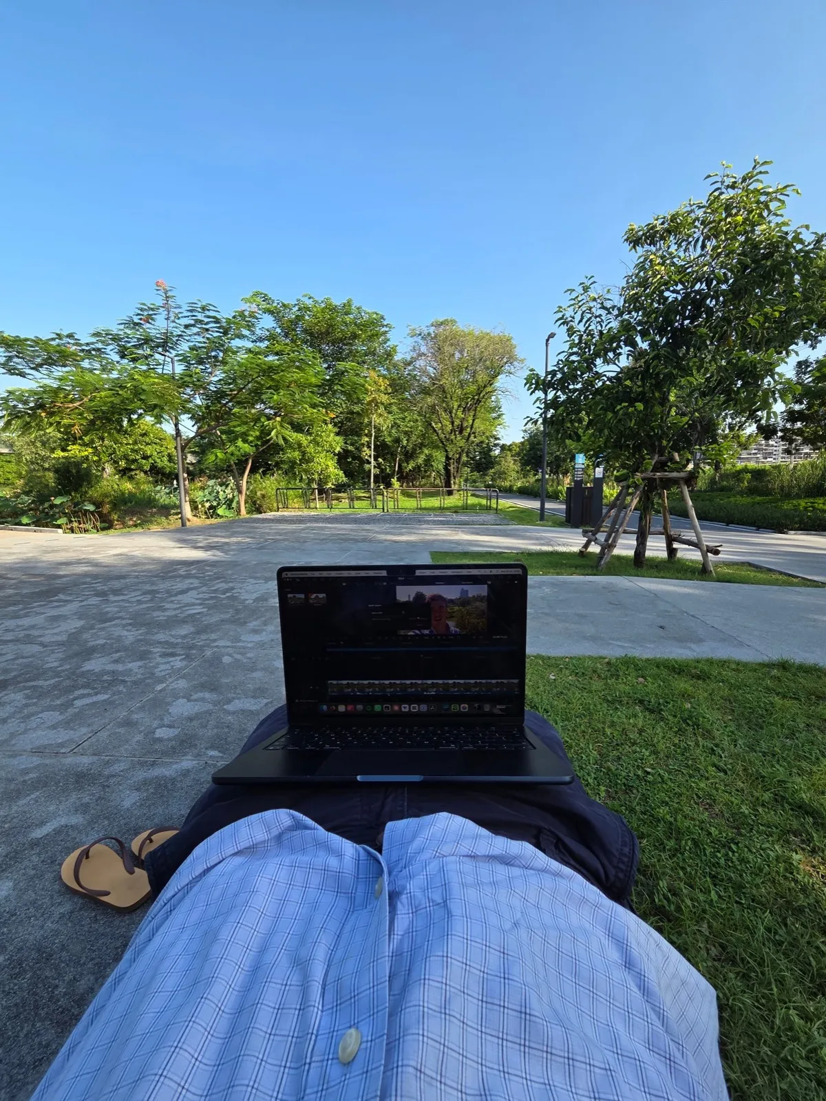 Doing some editing in Lumphini Park img-07