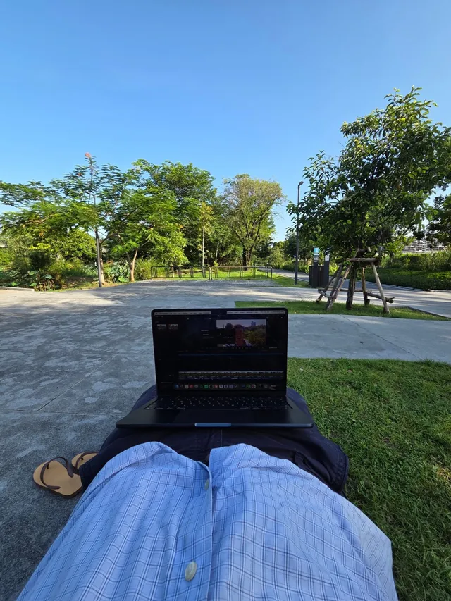 Doing some editing in Lumphini Park