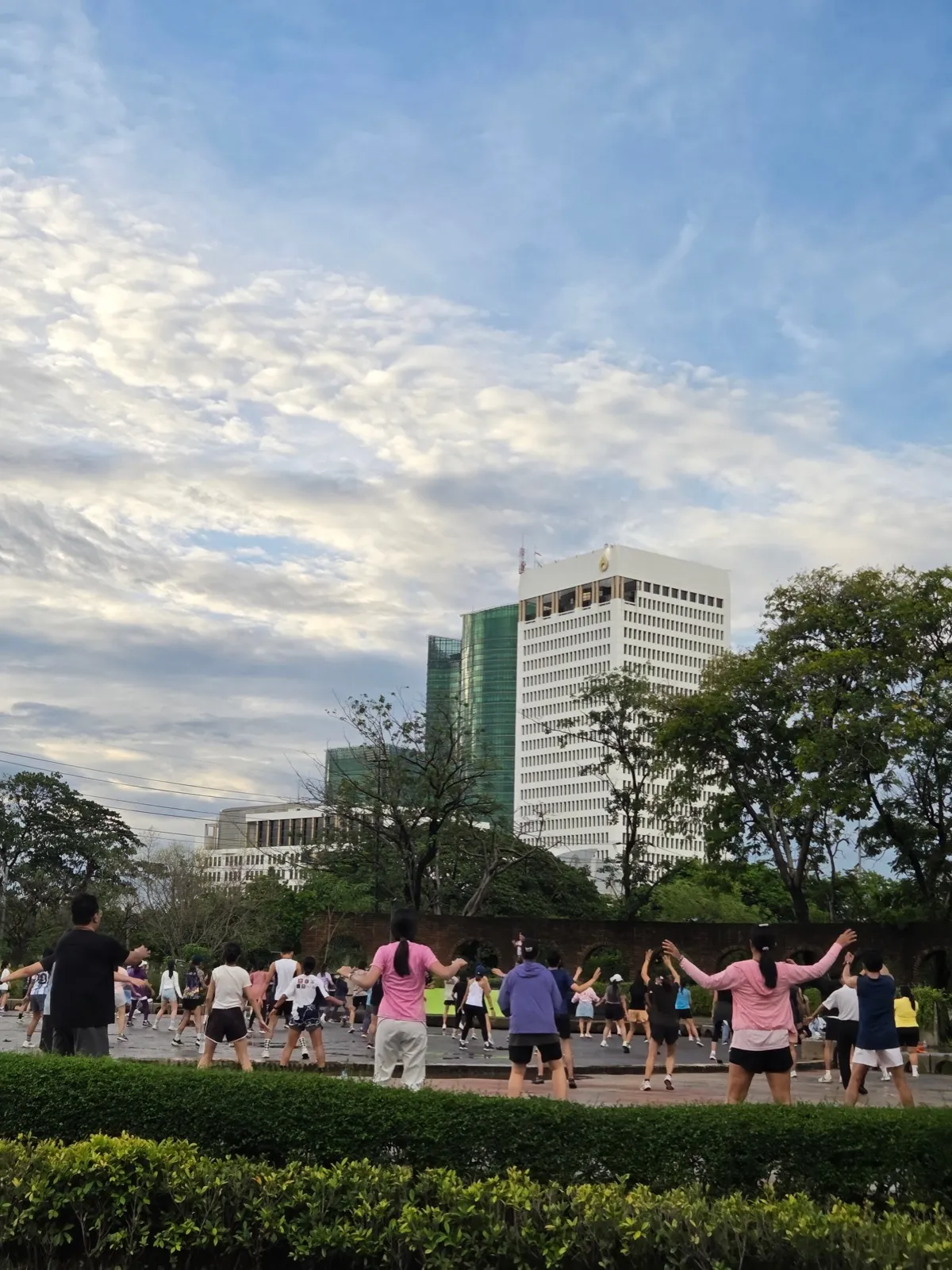 Locals doing group aerobics in the park despite the ridiculous heat img-08